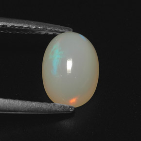 1.05カラットの天然マルチカラーオパール（8.4×5.9 mm・透明）