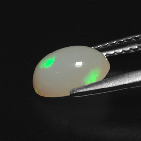 1.05カラットの天然マルチカラーオパール（8.4×5.9 mm・透明）