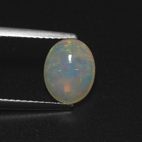1.35カラットの天然マルチカラーオパール（9.1×7.2 mm・オーバルカット）