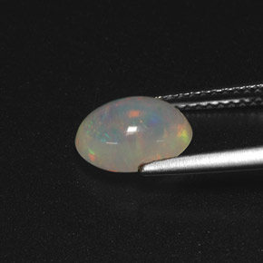 1.35カラットの天然マルチカラーオパール（9.1×7.2 mm・オーバルカット）