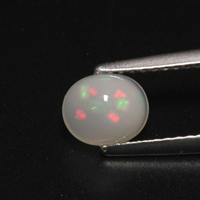 0.70カラットの天然マルチカラーオパール（6.6×5.6 mm・オーバルカット）