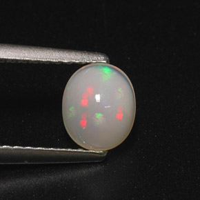0.70カラットの天然マルチカラーオパール（6.6×5.6 mm・オーバルカット）