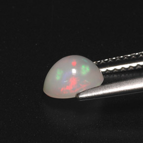 0.70カラットの天然マルチカラーオパール（6.6×5.6 mm・オーバルカット）