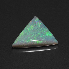 3.97カラットの天然マルチカラーオパール（15.1×14.8 mm・トリリアント）