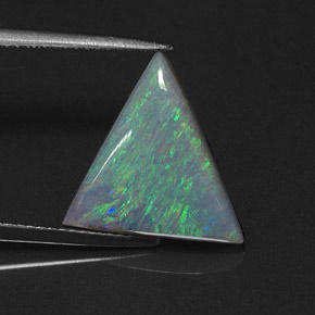 3.97カラットの天然マルチカラーオパール（15.1×14.8 mm・トリリアント）