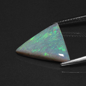 3.97カラットの天然マルチカラーオパール（15.1×14.8 mm・トリリアント）