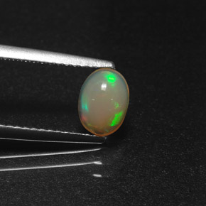 0.58カラットの天然マルチカラーオパール（7.1×5.2 mm・オーバルカット）