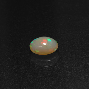 0.58カラットの天然マルチカラーオパール（7.1×5.2 mm・オーバルカット）