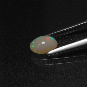 0.58カラットの天然マルチカラーオパール（7.1×5.2 mm・オーバルカット）