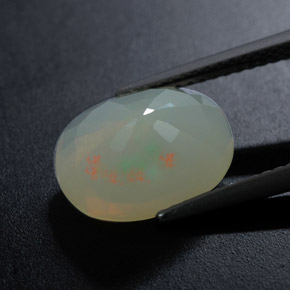 2.90カラットの天然マルチカラーオパール（12×9.3 mm・オーバルカット）
