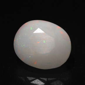 3.14カラットの天然マルチカラーオパール（11.3×9.4 mm・オーバルカット）