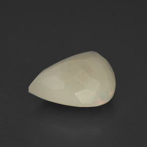 2.85カラットの天然マルチカラーオパール（12.4×9.8 mm・洋梨の形）