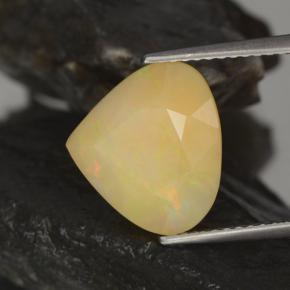 3.17カラットの天然マルチカラーオパール（12.4×11.2 mm・洋梨の形）