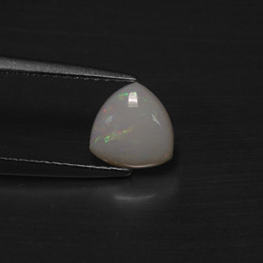 0.60カラットの天然マルチカラーオパール（7×6.8 mm・トリリアント）