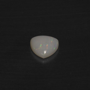 0.60カラットの天然マルチカラーオパール（7×6.8 mm・トリリアント）