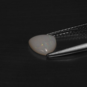 0.60カラットの天然マルチカラーオパール（7×6.8 mm・トリリアント）