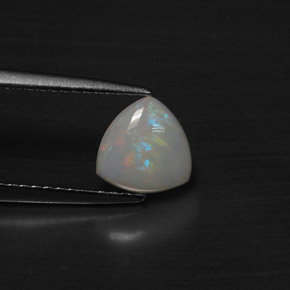 0.69カラットの天然マルチカラーオパール（7.1×7 mm・トリリアント）