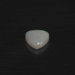 0.69カラットの天然マルチカラーオパール（7.1×7 mm・トリリアント）
