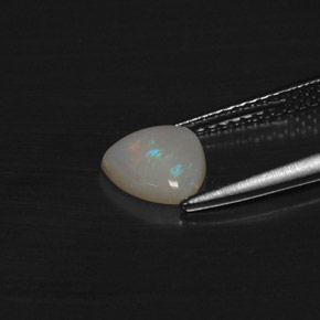 0.69カラットの天然マルチカラーオパール（7.1×7 mm・トリリアント）