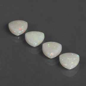 カラットの天然マルチカラーオパール（7.1×7 mm・トリリアント）