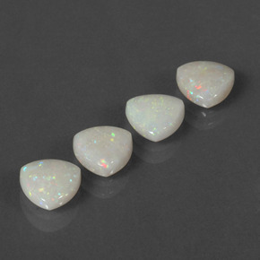 カラットの天然マルチカラーオパール（7.1×7 mm・トリリアント）
