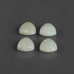 カラットの天然マルチカラーオパール（7.1×7 mm・トリリアント）