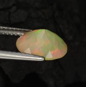 1.57カラットの天然マルチカラーオパール（10.1×8.2 mm・オーバルカット）