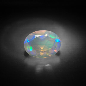 0.92カラットの天然マルチカラーオパール（8.2×6.1 mm・透明）