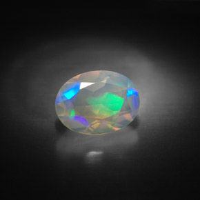 0.92カラットの天然マルチカラーオパール（8.2×6.1 mm・透明）