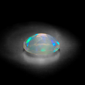 0.92カラットの天然マルチカラーオパール（8.2×6.1 mm・透明）