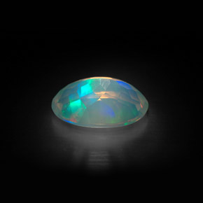 1.68カラットの天然マルチカラーオパール（11.2×7.6 mm・透明）