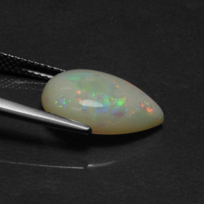4.17カラットの天然マルチカラーオパール（15.3×10.3 mm・透明）