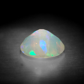 0.91カラットの天然マルチカラーオパール（8.2×6.1 mm・透明）