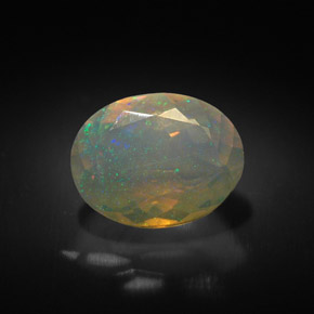 1.35カラットの天然マルチカラーオパール（9.4×7.3 mm・透明）