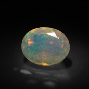 1.35カラットの天然マルチカラーオパール（9.4×7.3 mm・透明）