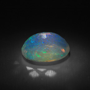 1.35カラットの天然マルチカラーオパール（9.4×7.3 mm・透明）