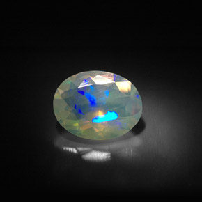 1.20カラットの天然マルチカラーオパール（9.8×7.7 mm・透明）