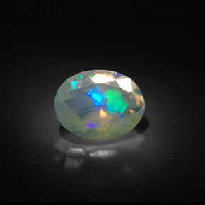 1.20カラットの天然マルチカラーオパール（9.8×7.7 mm・透明）