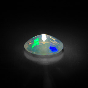 1.20カラットの天然マルチカラーオパール（9.8×7.7 mm・透明）
