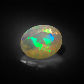 1.35カラットの天然マルチカラーオパール（10.1×8 mm・透明）