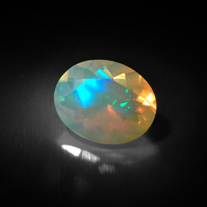 1.35カラットの天然マルチカラーオパール（10.1×8 mm・透明）