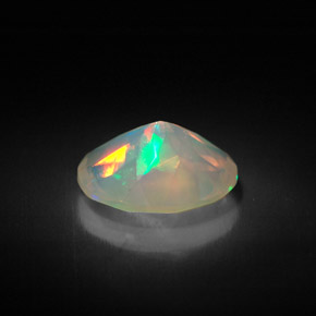 1.35カラットの天然マルチカラーオパール（10.1×8 mm・透明）