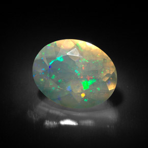 1.63カラットの天然マルチカラーオパール（10.1×8 mm・透明）