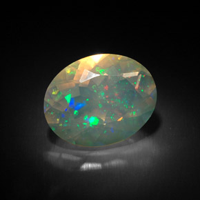 1.63カラットの天然マルチカラーオパール（10.1×8 mm・透明）
