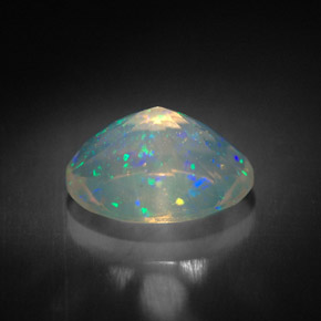 1.63カラットの天然マルチカラーオパール（10.1×8 mm・透明）