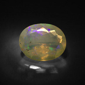 1.43カラットの天然マルチカラーオパール（9.8×7.8 mm・透明）