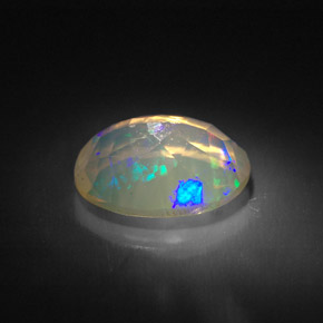 1.43カラットの天然マルチカラーオパール（9.8×7.8 mm・透明）