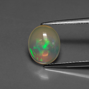 1.68カラットの天然マルチカラーオパール（10.3×8.5 mm・透明）