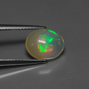 1.68カラットの天然マルチカラーオパール（10.3×8.5 mm・透明）