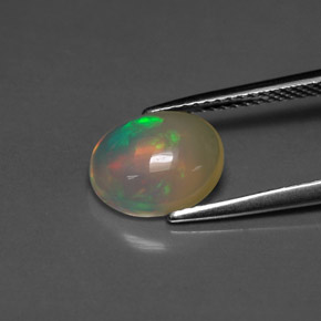1.68カラットの天然マルチカラーオパール（10.3×8.5 mm・透明）